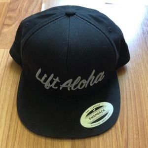 Black snap back hat
